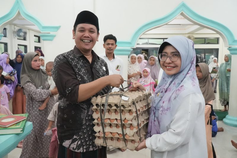 Bupati Pandeglang, Raden Dewi Setiani saat menghadiri gerakan pangan murah