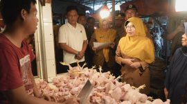 Bupati Pandeglang, Raden Dewi Setiani saat meninjau harga daging ayam potong di Pasar Badak Pandeglang