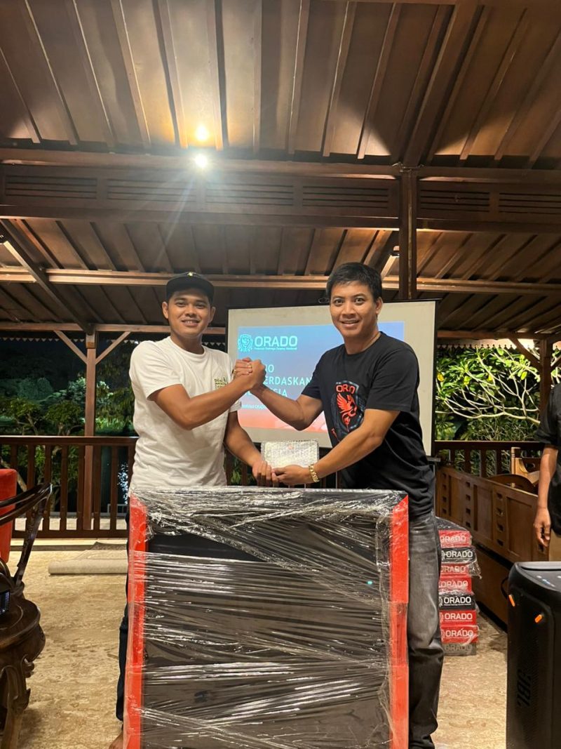 Penyerahan meja domino dari pengurus ORADO Provinsi Banten.