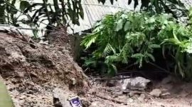 Caption: Rumah milik Eva, warga Kampung Cipancur Pasir Lebak, Desa Pasir Tanjung, Kecamatan Rangkasbitung, Kabupaten Lebak, nyari terbawa longsor. (Foto dok warga).