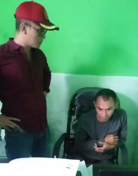 Beredar sebuah video yang memperlihatkan seorang Kepala Desa (Kades) Rahong, Kecamatan Malimping, Kabupaten Lebak, tengah memarahi salah satu oknum Pegawai Negeri Sipil (PNS) Dinas Sosial (Dinsos) Lebak.