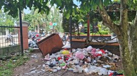 Tumpukan sampah di kawasan Alun-alun Pandeglang, timbulkan aroma bau tak sedap.