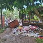 Tumpukan sampah di kawasan Alun-alun Pandeglang, timbulkan aroma bau tak sedap.