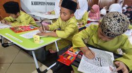 Sejumlah anak dari Taman Kanak-kanak Al-Qur’an (TKA) dan Taman Pendidikan Al-Qur’an (TPQ) mengikuti lomba mewarnai kaligrafi yang digelar FKPQ Kabupaten Pandeglang bekerja sama dengan Porwan Pandeglang di Gedung Sekretariat Porwan Pandeglang.