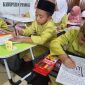 Sejumlah anak dari Taman Kanak-kanak Al-Qur’an (TKA) dan Taman Pendidikan Al-Qur’an (TPQ) mengikuti lomba mewarnai kaligrafi yang digelar FKPQ Kabupaten Pandeglang bekerja sama dengan Porwan Pandeglang di Gedung Sekretariat Porwan Pandeglang.