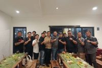 Pengurus Paguyuban Masyarakat Bogor Bersatu (PMBB) bersama Kepala Kesbangpol Kota Bogor, pembina dan penasihat saat kegiatan upgrading pengurus, sarasehan, dan buka puasa bersama di Rumah Makan Cucurak Warung Sunda Air Mancur, Kota Bogor.