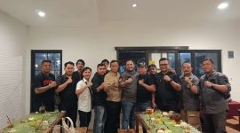 Pengurus Paguyuban Masyarakat Bogor Bersatu (PMBB) bersama Kepala Kesbangpol Kota Bogor, pembina dan penasihat saat kegiatan upgrading pengurus, sarasehan, dan buka puasa bersama di Rumah Makan Cucurak Warung Sunda Air Mancur, Kota Bogor.