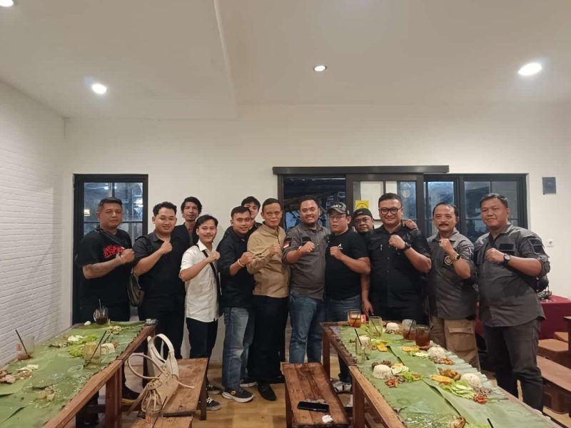 Pengurus Paguyuban Masyarakat Bogor Bersatu (PMBB) bersama Kepala Kesbangpol Kota Bogor, pembina dan penasihat saat kegiatan upgrading pengurus, sarasehan, dan buka puasa bersama di Rumah Makan Cucurak Warung Sunda Air Mancur, Kota Bogor.