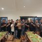 Pengurus Paguyuban Masyarakat Bogor Bersatu (PMBB) bersama Kepala Kesbangpol Kota Bogor, pembina dan penasihat saat kegiatan upgrading pengurus, sarasehan, dan buka puasa bersama di Rumah Makan Cucurak Warung Sunda Air Mancur, Kota Bogor.