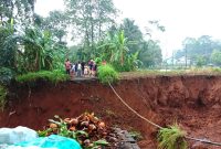 Jalan longsor di Desa Cilabanbulan, Kecamatan Menes, Pandeglang, belum ditangani pemerintah. (Sumber: Dok. Warga).