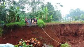 Jalan longsor di Desa Cilabanbulan, Kecamatan Menes, Pandeglang, belum ditangani pemerintah. (Sumber: Dok. Warga).