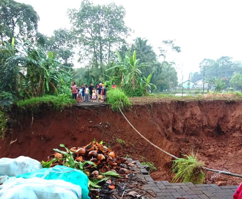 Jalan longsor di Desa Cilabanbulan, Kecamatan Menes, Pandeglang, belum ditangani pemerintah. (Sumber: Dok. Warga).