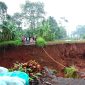 Jalan longsor di Desa Cilabanbulan, Kecamatan Menes, Pandeglang, belum ditangani pemerintah. (Sumber: Dok. Warga).
