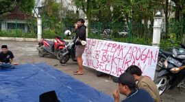 Keluarga Mahasiswa Lebak (Kumala) menggelar aksi mimbar bebas di depan Pendopo Bupati Lebak, Selasa (11/3/2026).