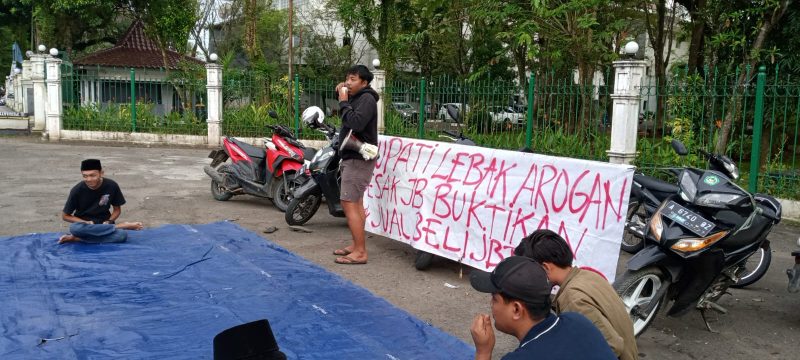Keluarga Mahasiswa Lebak (Kumala) menggelar aksi mimbar bebas di depan Pendopo Bupati Lebak, Selasa (11/3/2026).