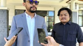 Koordinator Advokat dan Pemerhati Kejahatan Satwa Liar Indonesia (APKSLI), Nanda Nababan, usai melayangkan surat somasi di Kantor BTNUK Kecamatan Labuan, Pandeglang, Kamis 12 Maret 2026.