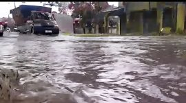 kondisi ruas jalan nasional di Jalan Prof. Dr. Ir. Soetami, Lebak-Serang, tergenang air hingga 30 sentimeter.