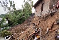 Empat rumah warga di Kampung Pasir Melati, Desa Tambakbaya, Kecamatan Cibadak, Kabupaten Lebak, dilaporkan rusak berat setelah tergerus longsor.