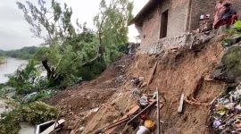 Empat rumah warga di Kampung Pasir Melati, Desa Tambakbaya, Kecamatan Cibadak, Kabupaten Lebak, dilaporkan rusak berat setelah tergerus longsor.