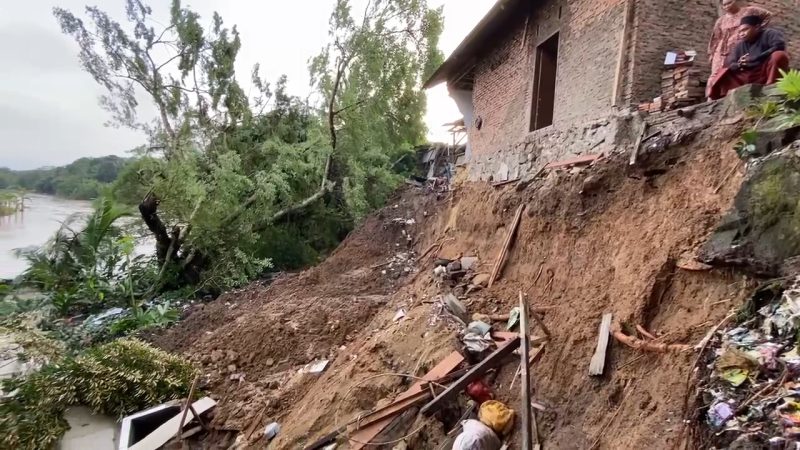Empat rumah warga di Kampung Pasir Melati, Desa Tambakbaya, Kecamatan Cibadak, Kabupaten Lebak, dilaporkan rusak berat setelah tergerus longsor.
