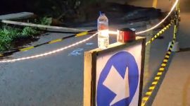 Jembatan di jalur nasional Cigeulis–Cibaliung, tepatnya di Desa Wringin Jaya, Kecamatan Cigeulis, Kabupaten Pandeglang, ambruk pada Senin malam (9/3/2026). (Sumber. Dok. Warga)