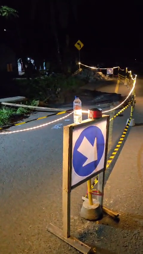 Jembatan di jalur nasional Cigeulis–Cibaliung, tepatnya di Desa Wringin Jaya, Kecamatan Cigeulis, Kabupaten Pandeglang, ambruk pada Senin malam (9/3/2026). (Sumber. Dok. Warga)