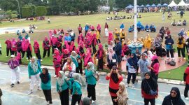 Ratusan warga Lanjut Usia (Lansia) di Kabupaten Pandeglang, mengikuti senam sehat di Alun-alun Pandeglang, Selasa (31/3/2026). 
