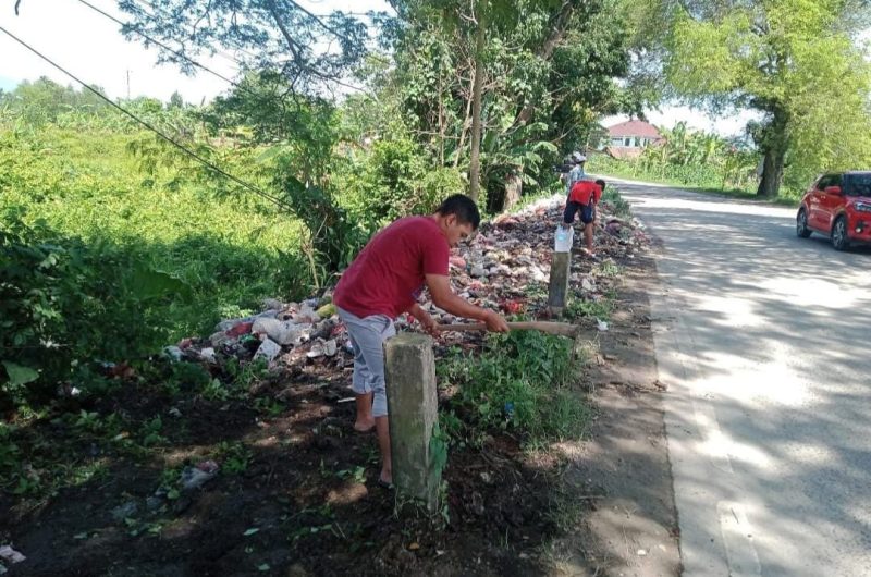 Sejumlah warga saat membersihkan tumpukan sampah di Lebak