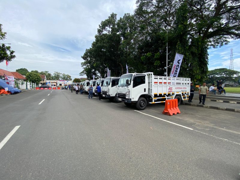 Puluhan Truk untuk Operasional KDKMP yang Terparkir di Depan Pendopo Bupati Lebak, Senin (6/4/2026).
