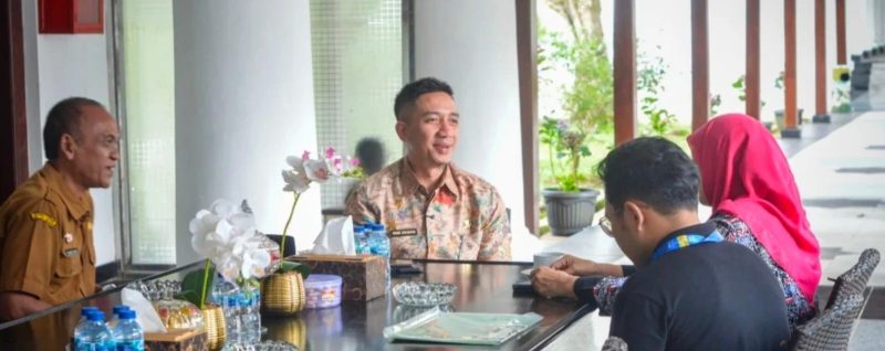 Bupati Lebak Moch. Hasbi Asydiki Jayabaya menerima audiensi akademisi IPB di Pendopo Bupati Lebak, membahas optimalisasi 100 hektare lahan tidur di Desa Cimanyangray untuk dijadikan sawah produktif. (PojokBanten.com)