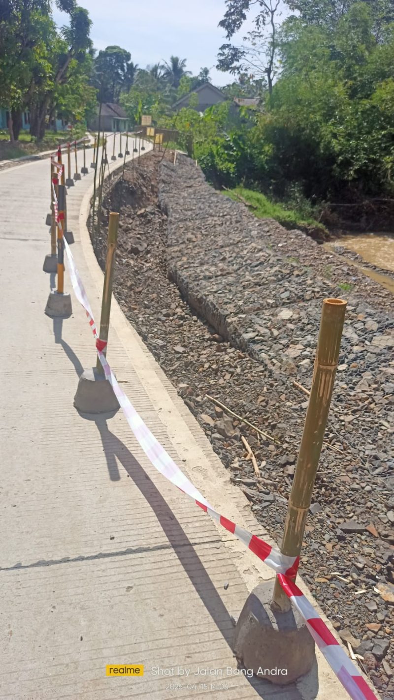 Proyek rehabilitasi ruas Jalan Surianeun- Pasir Gadung di Kecamatan Patia, Kabupaten Pandeglang, yang baru rampung pada akhir tahun 2025 melalui program Bang Andra (Bangun Jalan Desa Sejahtera), kini menjadi sorotan publik.
