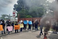 Sejumlah Mahasiswa dari IPB saat Menggelar Aksi Demontrasi di Serang