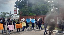 Sejumlah Mahasiswa dari IPB saat Menggelar Aksi Demontrasi di Serang