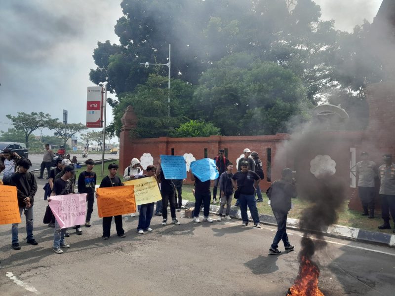 Sejumlah Mahasiswa dari IPB saat Menggelar Aksi Demontrasi di Serang