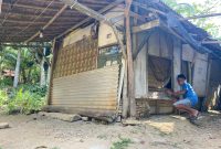 Kondisi gubuk reyot yang ditempati Suryadi bersama keluarganya di Kampung Cipasung, Desa Sukarendah, Kecamatan Warunggunung, Kabupaten Lebak, Banten, Minggu (26/4/2026).