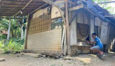 Kondisi gubuk reyot yang ditempati Suryadi bersama keluarganya di Kampung Cipasung, Desa Sukarendah, Kecamatan Warunggunung, Kabupaten Lebak, Banten, Minggu (26/4/2026).