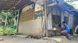 Kondisi gubuk reyot yang ditempati Suryadi bersama keluarganya di Kampung Cipasung, Desa Sukarendah, Kecamatan Warunggunung, Kabupaten Lebak, Banten, Minggu (26/4/2026).