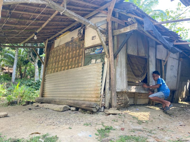 Kondisi gubuk reyot yang ditempati Suryadi bersama keluarganya di Kampung Cipasung, Desa Sukarendah, Kecamatan Warunggunung, Kabupaten Lebak, Banten, Minggu (26/4/2026).