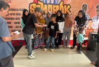 Forum Peduli Menes saat Menyalurkan Bantuan Kepada Ratusan Anak Yatim 