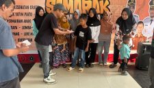 Forum Peduli Menes saat Menyalurkan Bantuan Kepada Ratusan Anak Yatim 