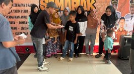 Forum Peduli Menes saat Menyalurkan Bantuan Kepada Ratusan Anak Yatim 