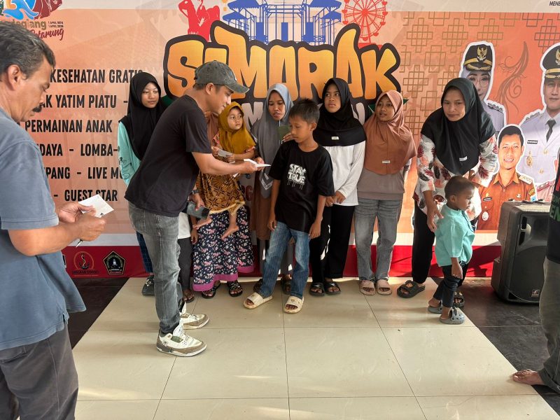 Forum Peduli Menes saat Menyalurkan Bantuan Kepada Ratusan Anak Yatim 