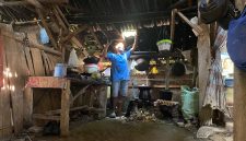 Kondisi memprihatinkan yang dialami Suryadi (38), warga Kampung Cipasung, Desa Sukarendah, Kecamatan Warunggunung, yang selama 15 tahun tinggal di gubuk tidak layak huni bersama istri dan dua anaknya.