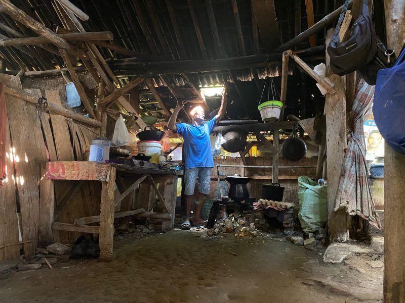 Kondisi memprihatinkan yang dialami Suryadi (38), warga Kampung Cipasung, Desa Sukarendah, Kecamatan Warunggunung, yang selama 15 tahun tinggal di gubuk tidak layak huni bersama istri dan dua anaknya.