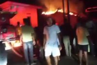 Sebuah rumah gedong milik Uju Juanda (53) di Kampung Pademangan, Desa Lebak Parahiang, Kecamatan Leuwidamar, Kabupaten Lebak, Banten, ludes terbakar pada Selasa (7/4/2026) malam sekitar pukul 20.13 WIB, Selasa (7/4/2026) malam. (Pojok Banten.com)