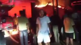 Sebuah rumah gedong milik Uju Juanda (53) di Kampung Pademangan, Desa Lebak Parahiang, Kecamatan Leuwidamar, Kabupaten Lebak, Banten, ludes terbakar pada Selasa (7/4/2026) malam sekitar pukul 20.13 WIB, Selasa (7/4/2026) malam. (Pojok Banten.com)