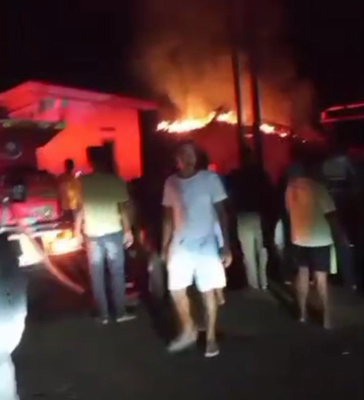 Sebuah rumah gedong milik Uju Juanda (53) di Kampung Pademangan, Desa Lebak Parahiang, Kecamatan Leuwidamar, Kabupaten Lebak, Banten, ludes terbakar pada Selasa (7/4/2026) malam sekitar pukul 20.13 WIB, Selasa (7/4/2026) malam. (Pojok Banten.com)