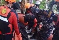 Seorang wisatawan asing asal China, SA Nuhai (41), yang berdomisili di Jakarta Barat dan dilaporkan hilang setelah tergulung ombak di Pantai Cibobos, Kabupaten Lebak, Banten, akhirnya ditemukan oleh tim SAR gabungan pada Senin (13/4/2026) pagi. (PojokBanten.com)