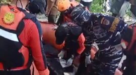 Seorang wisatawan asing asal China, SA Nuhai (41), yang berdomisili di Jakarta Barat dan dilaporkan hilang setelah tergulung ombak di Pantai Cibobos, Kabupaten Lebak, Banten, akhirnya ditemukan oleh tim SAR gabungan pada Senin (13/4/2026) pagi. (PojokBanten.com)
