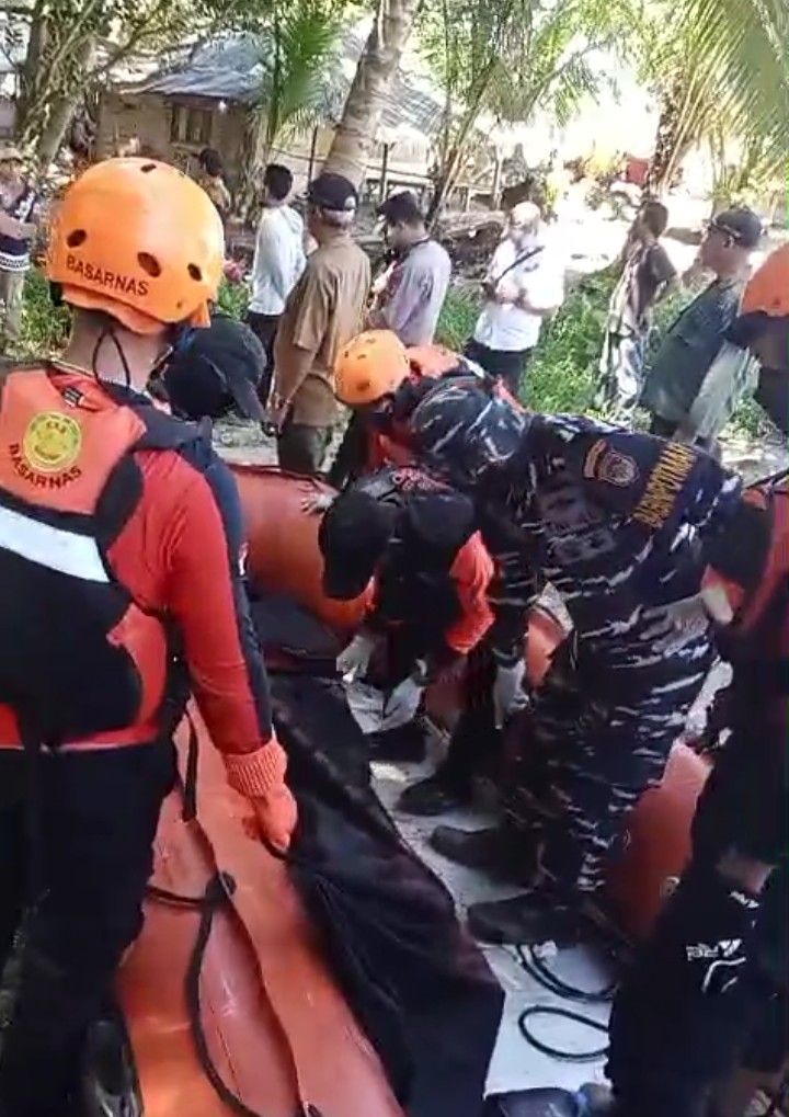 Seorang wisatawan asing asal China, SA Nuhai (41), yang berdomisili di Jakarta Barat dan dilaporkan hilang setelah tergulung ombak di Pantai Cibobos, Kabupaten Lebak, Banten, akhirnya ditemukan oleh tim SAR gabungan pada Senin (13/4/2026) pagi. (PojokBanten.com)